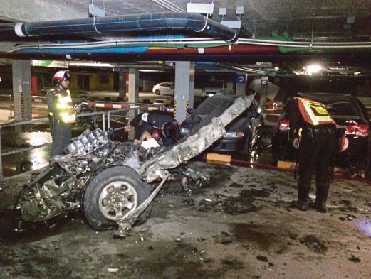 ANGGOTA polis memeriksa bangkai sebuah lori pikap yang musnah dalam kejadian bom kereta di sebuah pusat beli-belah di pulau Koh Samui.