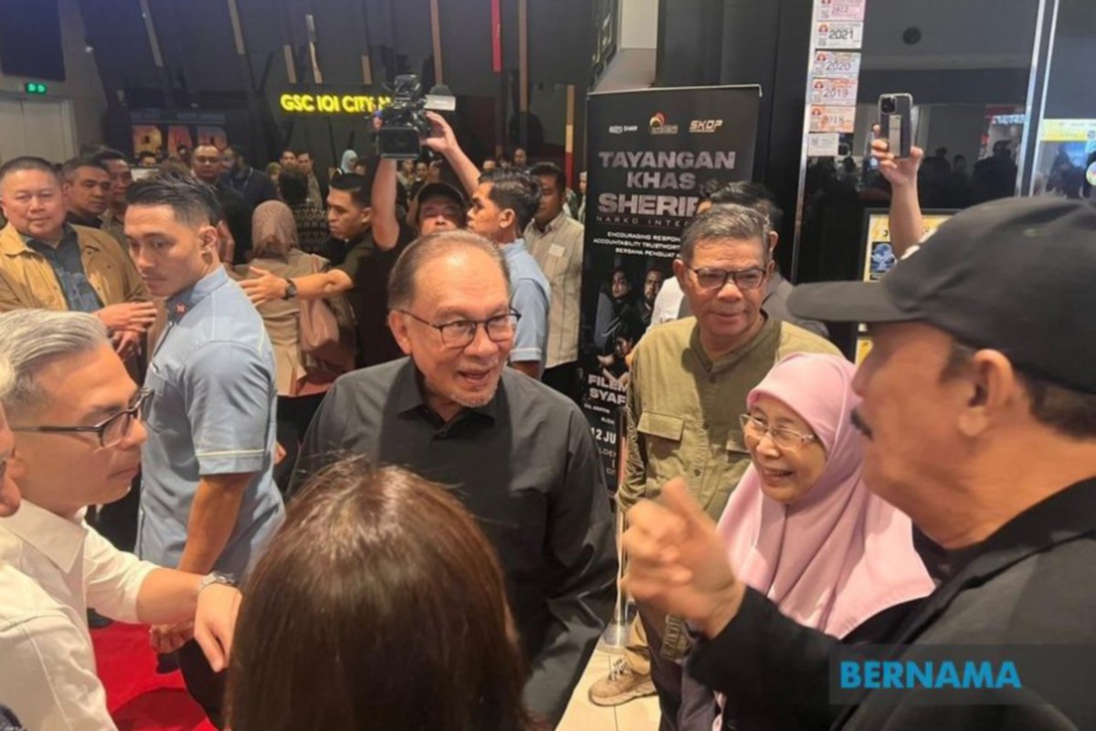 PM meluangkan masa menonton filem Sheriff Narko Integriti malam ini. FOTO Bernama. 