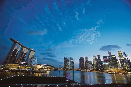 GAMBAR pemandangan bangunan pencakar langit di Singapura.