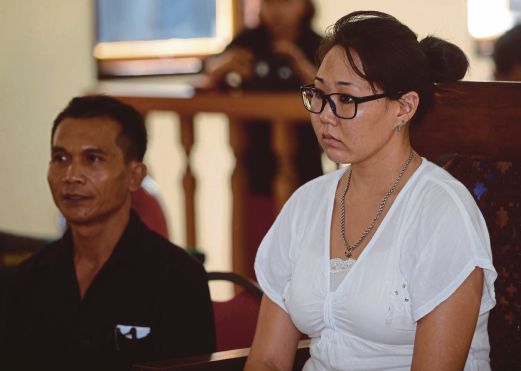 ALEKSANDRA (kanan) tenang ketika menunggu keputusan perbicaraannya di mahkamah daerah Denpasar di Bali, semalam.