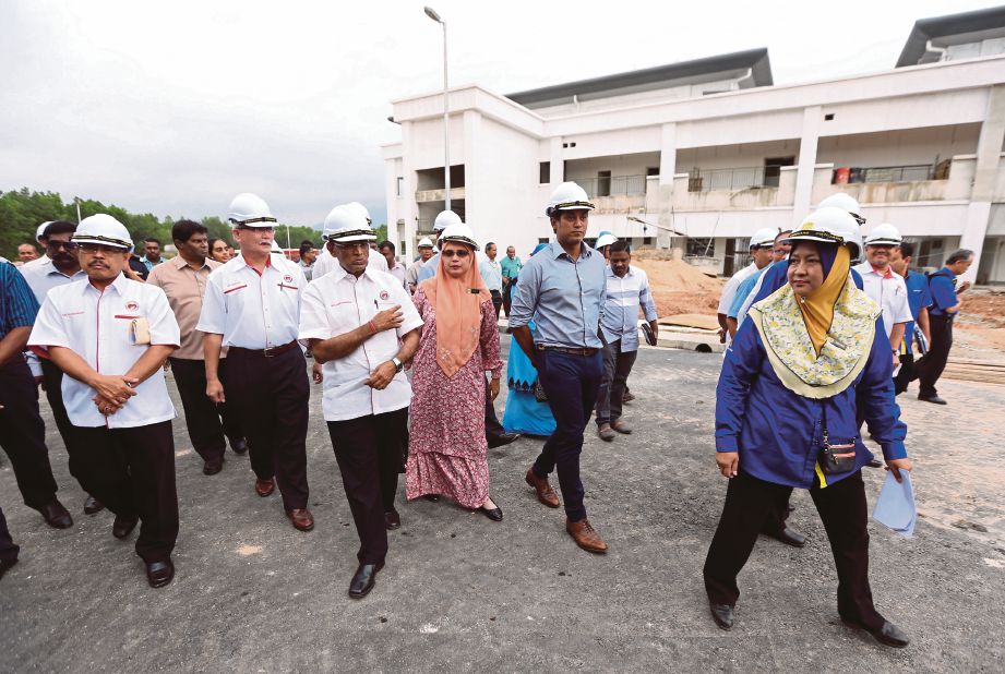 DR Subramaniam ketika melawat tapak Hospital Rembau.