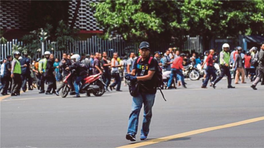 GAMBAR fail, seorang militan bersenjatakan pistol ketika melancarkan serangandi Thamrin, Jakarta padaJanuari tahun lalu. - Agensi