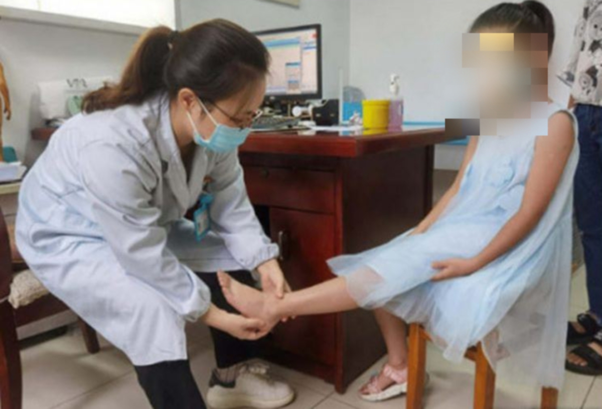 REMAJA berusia 13 tahun dari Hangzhou dikesan mengalami kesakitan serius pada tumitnya.