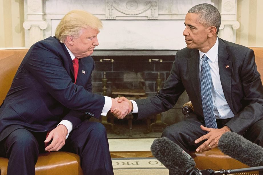 TRUMP (kiri) dan Presiden Barack Obama berjabat tangan selepas perjumpaan di Rumah Putih, lewat kelmarin. - EPA 