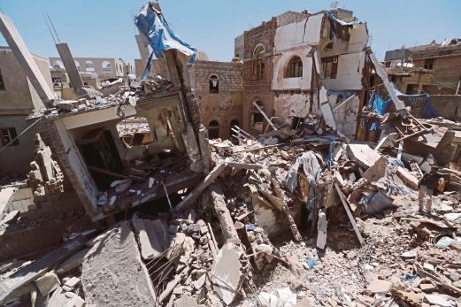SEBUAH bangunan yang runtuh di Sanaa selepas serangan udara yang diketuai Arab Saudi, semalam. 
