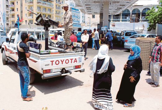 TENTERA yang setia kepada Presiden Abed Rabbo mengawal di bandar Aden, semalam. 