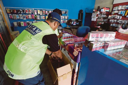 ANGGOTA kastam menyerbu kedai di Tanah Merah, Kelantan yang menjual rokok seludup.
