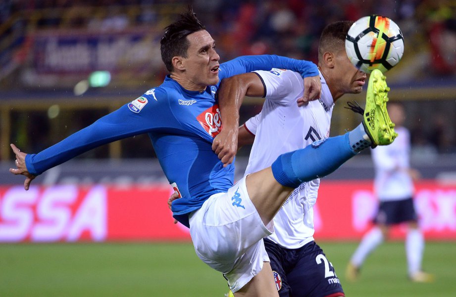 PENYERANG Napoli, Jose Callejon (kiri) merampas bola daripada pertahanan Bologna,  Adam Masina di Stadium  Dallara, semalam. 