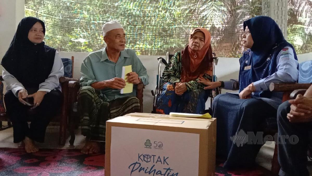 Farihah Che Husin, menyampaikan faedah pengurusan mayat kepada Draman Tun Rahim, 66, dan isterinya Halijah Mat Kassim, 64. FOTO NAZDY HARUN