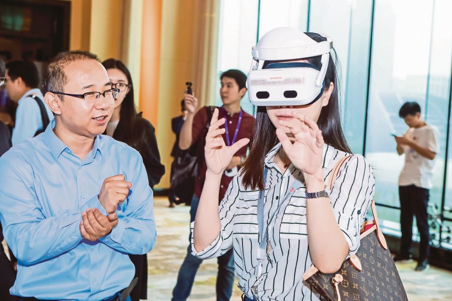 PENGUNJUNG mencuba realiti maya ketika Persidangan Antarabangsa Hari Inovasi Huawei. 