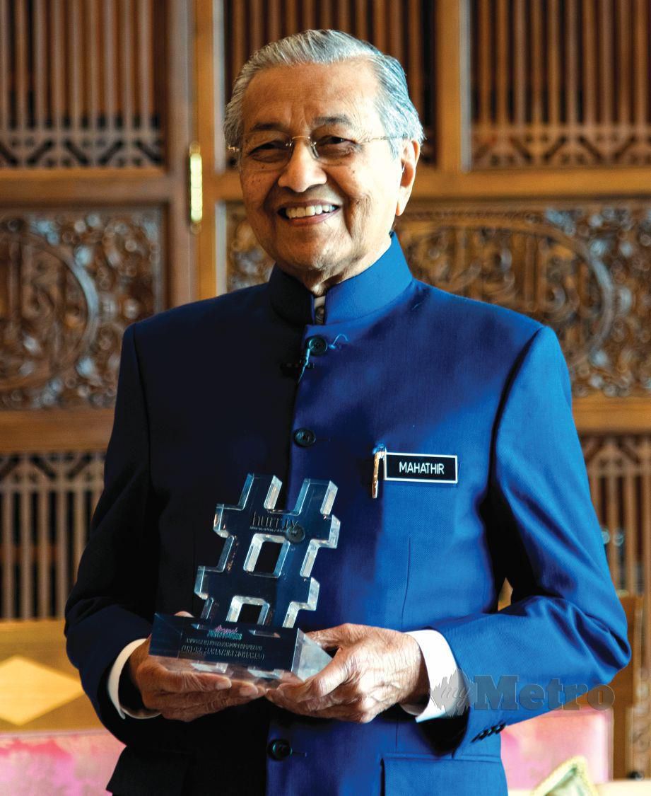 TUN Dr Mahathir antara penerima anugerah.