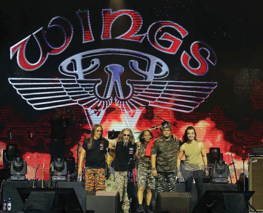 BARISAN ahli kumpulan Wings yang menjayakan konsert streaming pada Ogos lalu.