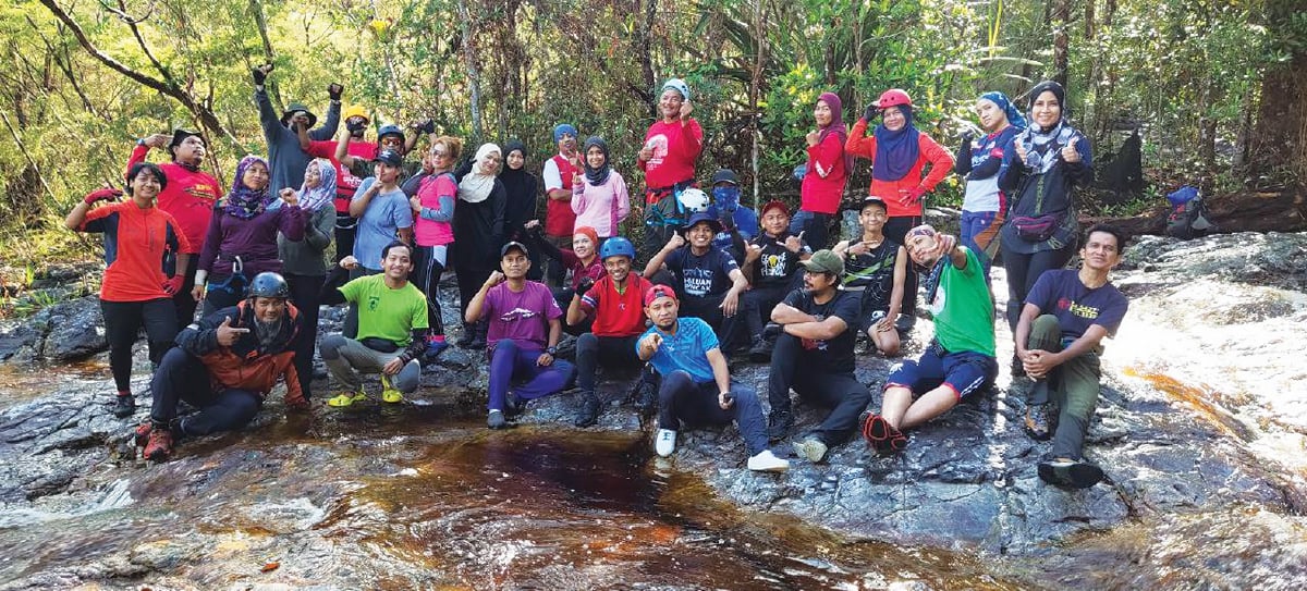 SEBAHAGIAN 28 peserta yang berjaya menempuh cabaran Expedisi Upside Down Bonda Mandi di Gunung Jerai, Kedah.