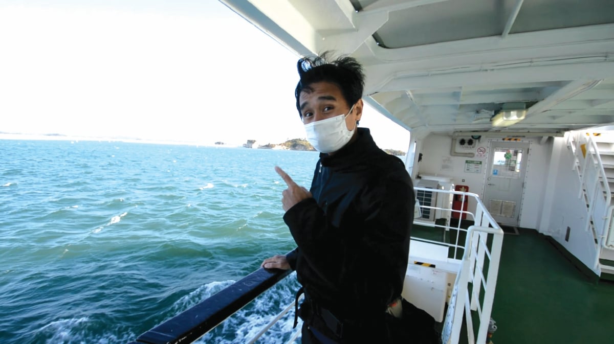 PENULIS menikmati pemandangan sekitar Matsushima dengan bot.