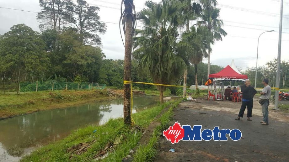Orang ramai turut memantau persekitaran kawasan sungai air terjun Kampung Buku Lubuk Semilang, Langkawi, hari ini. STR/Hamzah Osman