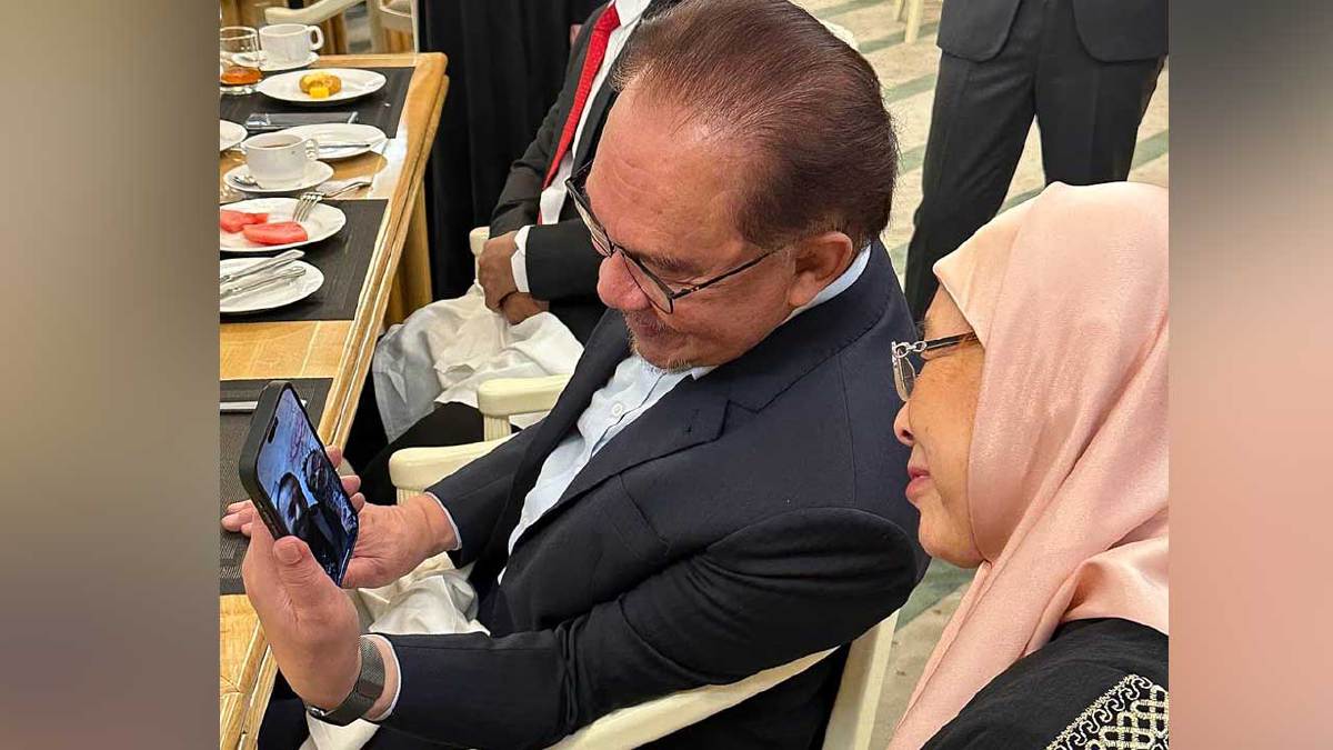 ANWAR (dua kanan)  melangsungkan panggilan video dengan Nurul Ain serta suaminya. FOTO Facebook Anwar Ibrahim