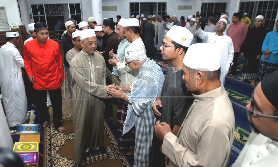 SULTAN Abdullah bersalaman dengan jemaah selepas menunaikan solat subuh di Masjid Ash Shafie. FOTO Muhd Asyraf Sawal
