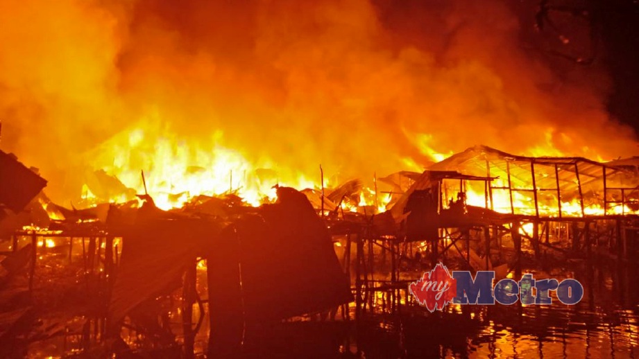 RUMAH yang musnah dalam kebakaran di perkampungan atas air Kampung Cenderamata 2. FOTO ihsan Bomba