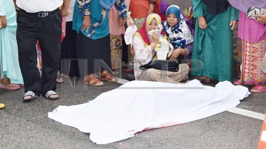 IBU mangsa tidak menahan kesedihan selepas melihat  jenazah Muhammad Haziq yang maut dalam kemalangan. FOTO Rosli Rosli Ilham