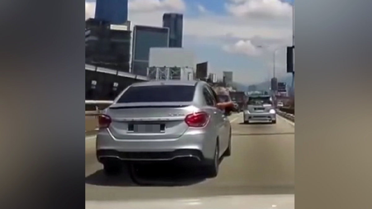 PETIKAN video tular memaparkan pemandu kereta menayangkan gari.