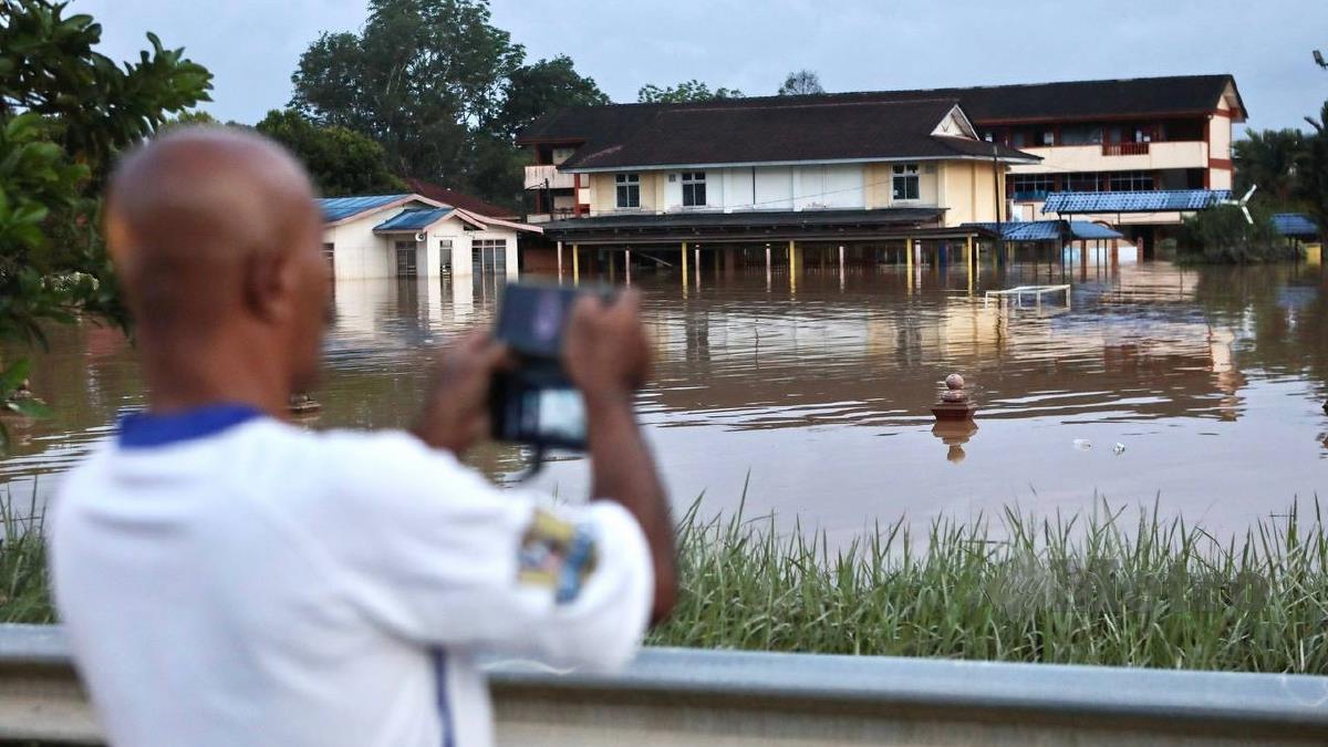 SEKOLAH Kebangsaan Tengku Ampuan Intan di Kuala Berang masih ditenggelami banjir selepas hujan lebat sejak beberapa hari lalu. FOTO Ghazali Kori