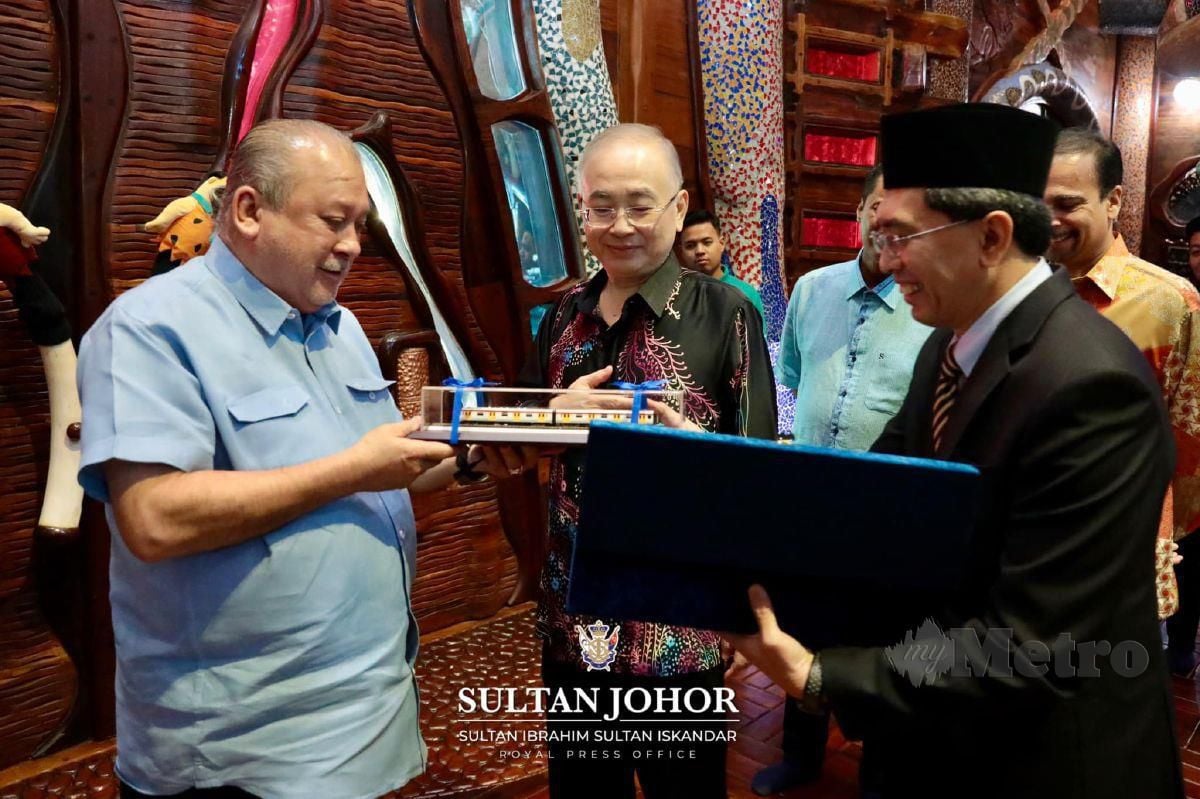 SULTAN Ibrahim berkenan menerima mengadap Ka Siong dan Mohd Zarif, hari ini, di Istana Flintstones, Mersing. FOTO Royal Press Office (RPO) 