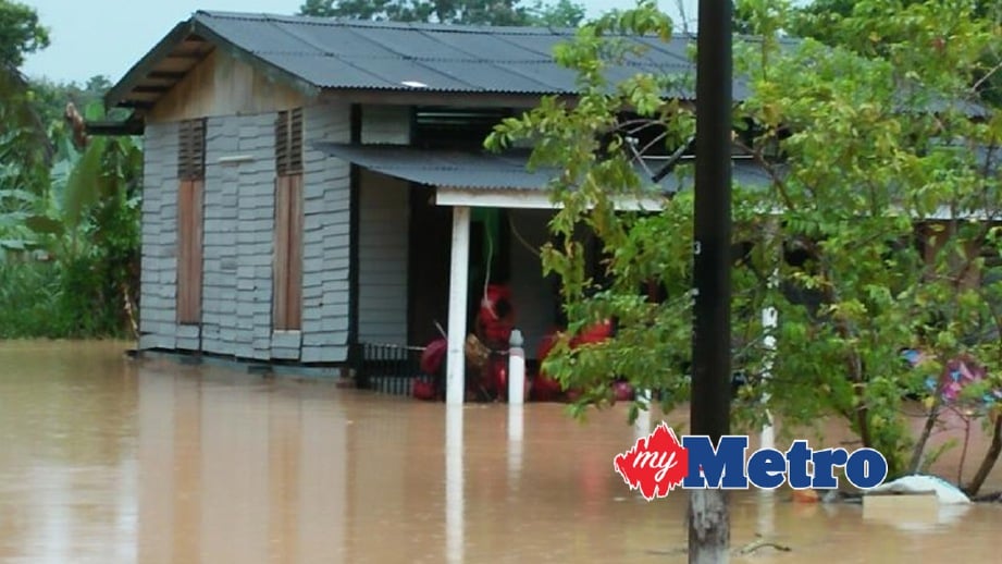 ANGGOTA bomba membantu penduduk mengambil barang keperluan mangsa banjir selepas hujan lebat melanda di Kampung Paya Kenangan Tebrau Johor Bahru. FOTO ihsan Bomba