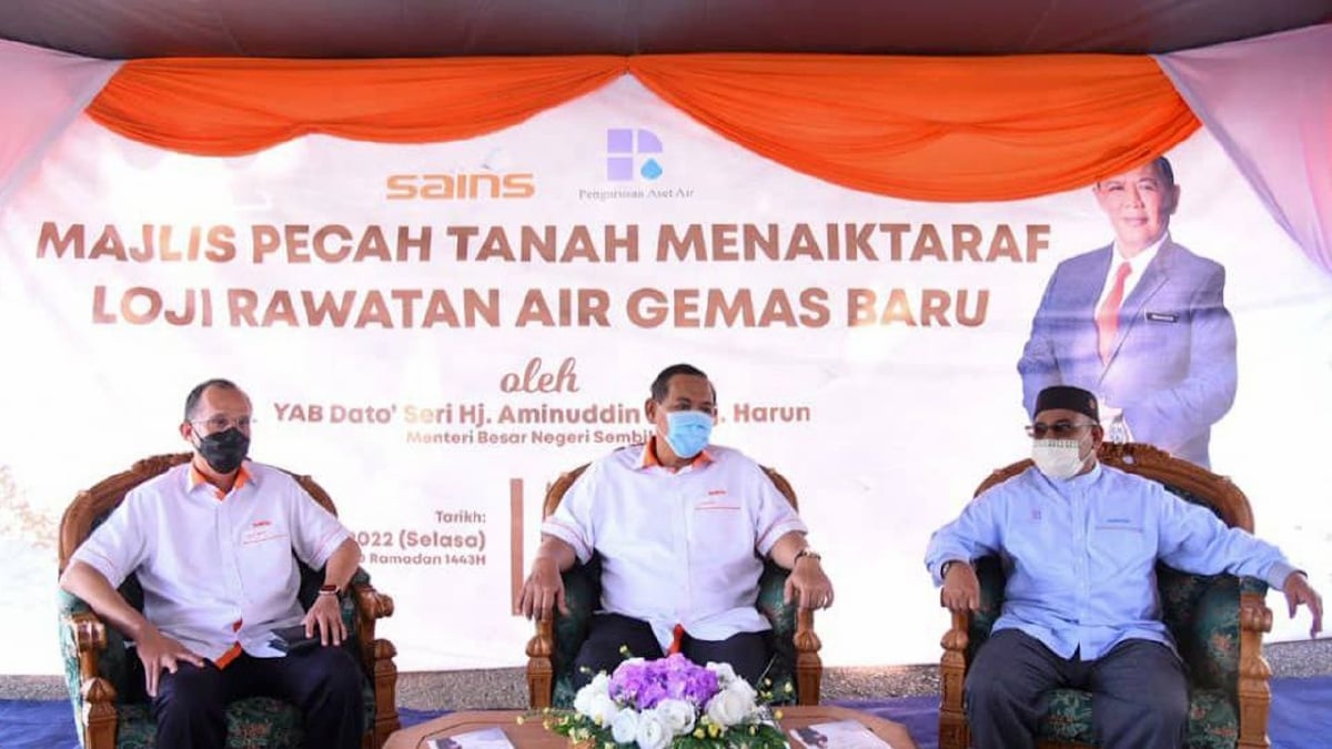 AMINUDDIN (tengah) bersama Mohd Khairuddin (kanan) dan Mohd Yazid pada Majlis Pecah Tanah Naik Taraf LRA Gemas Baru. FOTO ihsan Pejabat MB.