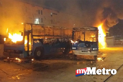 ANTARA bas kilang yang terbakar. FOTO ihsan Bomba