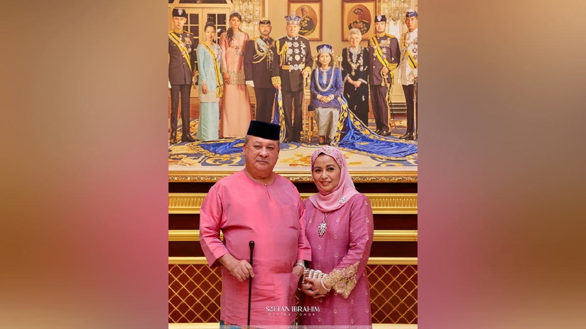 SULTAN Ibrahim (kiri) dan Raja Zarith Sofiah. FOTO Facebook Sultan Ibrahim Sultan Iskandar