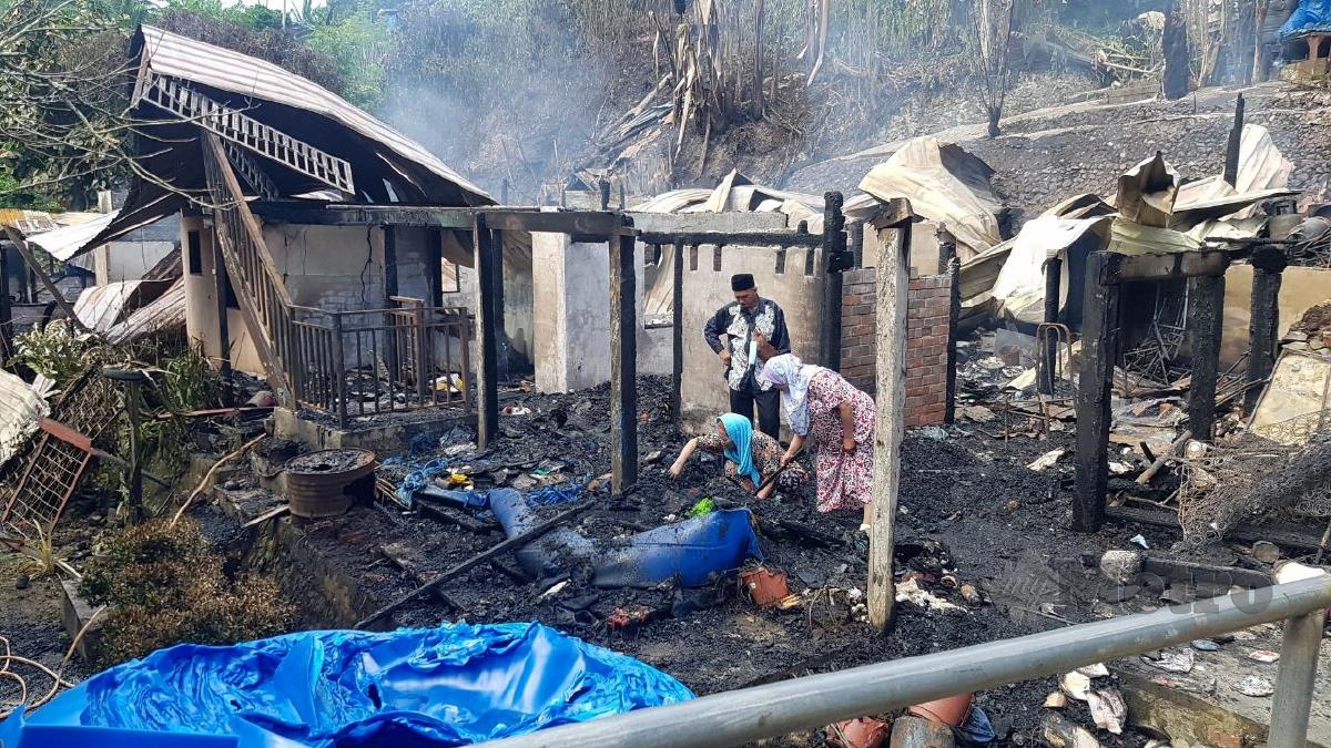 ANTARA rumah yang musnah dalam kebakaran di Kampung Kinabutan Bukit. FOTO Abdul Rahemang Taiming