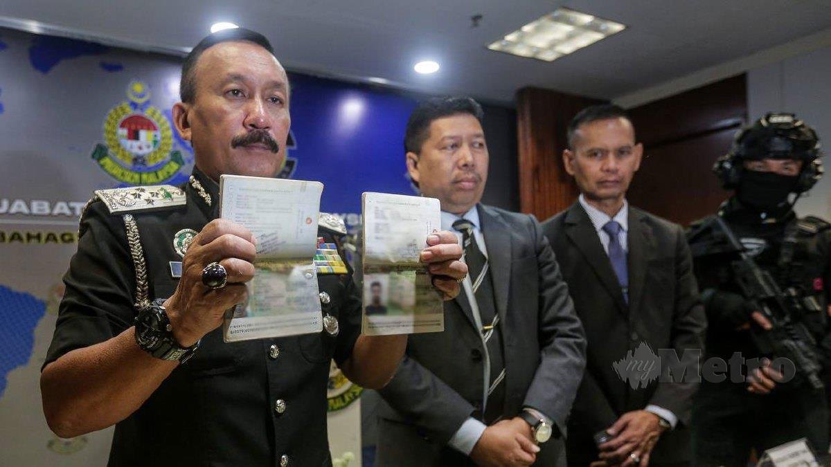 RUSLIN bersama pegawainya menunjukkan passport palsu yang dirampas pada sidang media di Bahagian Perisikan dan Operasi Khas Jabatan Imigresen Malaysia. FOTO Hazreen Mohamad