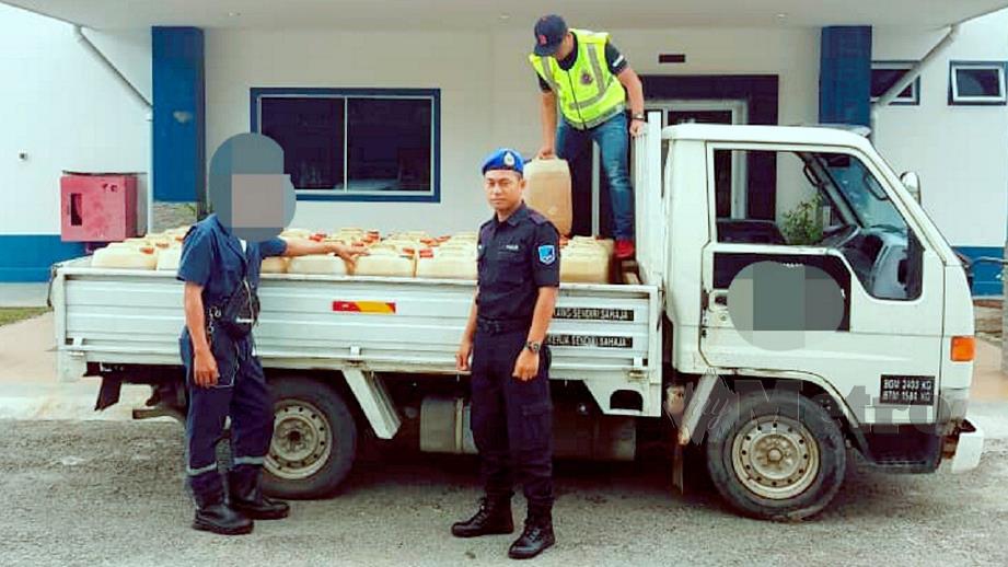 PEMANDU lori yang membawa muatan petrol tanpa permit ditahan Pasukan Polis Marin. FOTO ihsan PPM