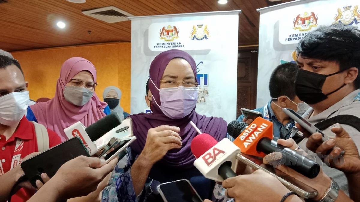 HALIMAH ketika sidang media selepas merasmikan Pertandingan Debat Perpaduan Keluarga Malaysia Piala Menteri Perpaduan Negara 2022. FOTO Izz Laily Hussein