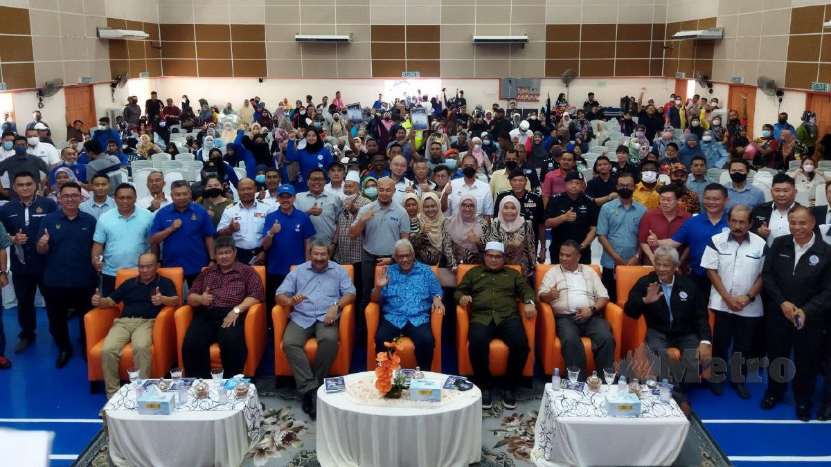 HAMZAH (duduk, tengah)  bersama masyarakat selepas merasmikan penutup Program Komuniti Bebas Jenayah dan Dadah Bersama Menteri Dalam Negeri. FOTO Shaiful Shahrin Ahmad Pauzi