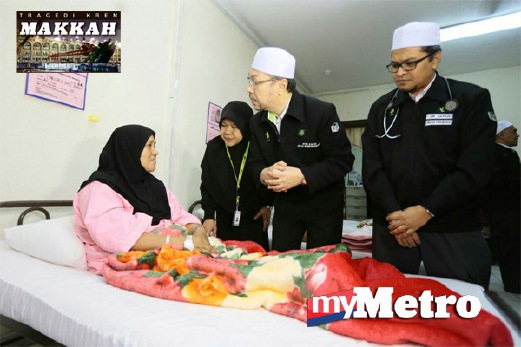 Ketua Rombongan Haji Malaysia Datuk Syed Saleh Syed Abdul Rahman melawat jemaah haji wanita yang cedera dalam kejadian kren tumbang di Masjidil Haram. FOTO Noor Azam Abd Aziz