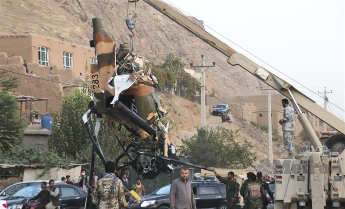 HELIKOPTER tentera Afghanistan yang hancur. FOTO AGENSI