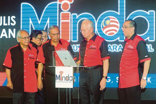  DARI kiri, Alfred Jabu, Adenan dan Salleh mengiringi Najib melancarkan MINDA di Tebingan Kuching, semalam.