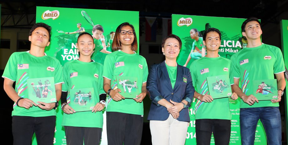 PHILOMENA (tiga dari kanan) bersama atlet yang menang pingat pada temasya Sukan Sea KL2017 dan Para Asean KL2017 di Dewan Tan Sri Hamzah Arena, Wisma OCM. FOTO/OWEE AH CHUN. 