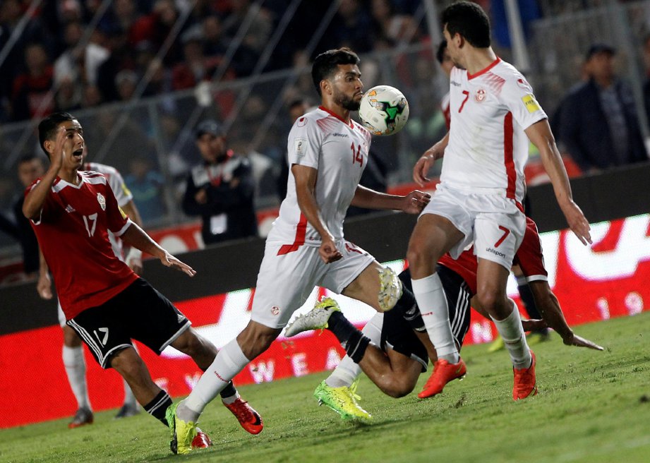 TUNISIA (jersi putih) kekalkan rekod tanpa kalah. FOTO/AFP