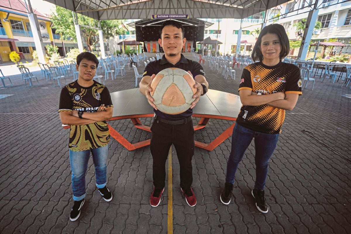 PEMAIN dan jurulatih teqball, Muhammad Farihan Md Said (tengah) bersama Siti Asnidah (kiri) dan Eva menunjukkan bola teqball khas dari luar negara.