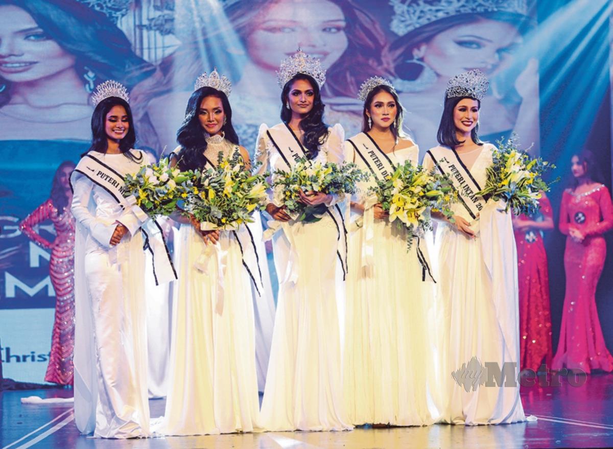 RASHMITA (tengah) dan Saranya (kiri) bersama tiga pemenang lain. 