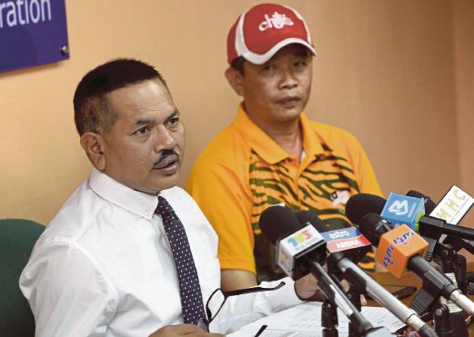 AZMI (kiri) tidak menolak kemungkinan Hawgood selaku ketua jurulatih menggantikan Beng Hai (kanan). 