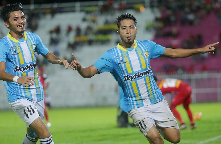 PENYERANG Pulau Pinang, Muhd Shahrulnizam Anuar (kanan) meraikan gol kemenangan. FOTO/FATHIL ASRI 