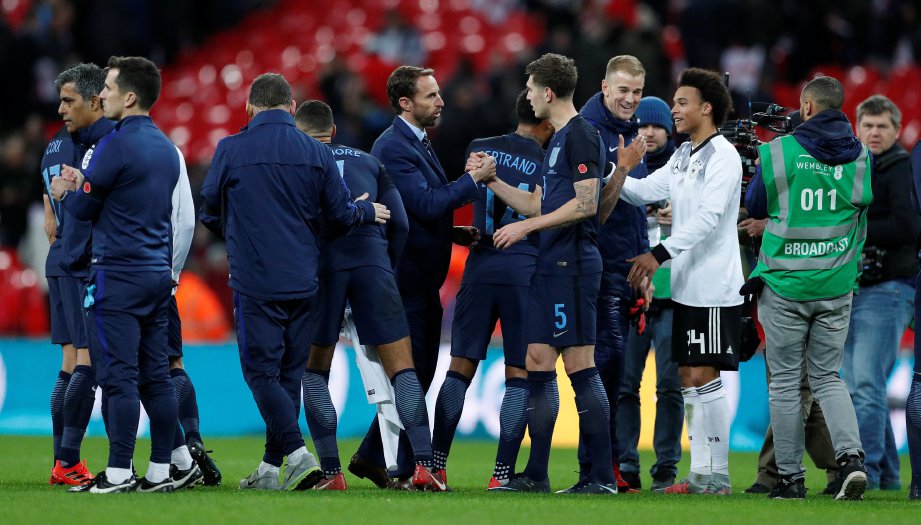SOUTHGATE (tengah) beri peluang lima pemain baru beraksi pada aksi persahabatan antarabangsa menentang Jerman. FOTO/AFP  
