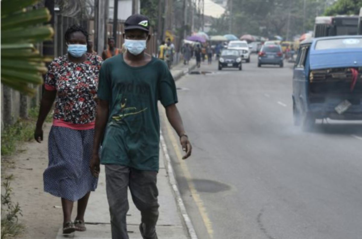 NIGERIA menguatkuasakan peraturan pemakaian pelitup muka namun kurang dipatuhi rakyatnya. FOTO AFP.