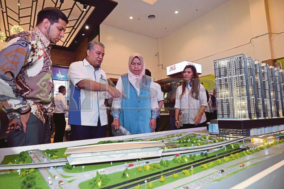 ZURAIDA (tiga dari kiri) mendengar penerangan mantan Presiden Persatuan Pemaju Hartanah dan Perumahan Malaysia (REHDA), Datuk Seri FD Iskandar (dua dari kiri)  ketika program Malaysia Property Expo MAPEX 2018.