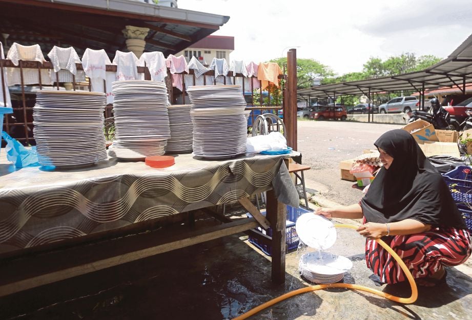 PENDUDUK mengambil peluang selepas masalah air mula pulih di sekitar  Keramat berikutan ketiadaan air hampir seminggu di seluruh Lembah Klang.