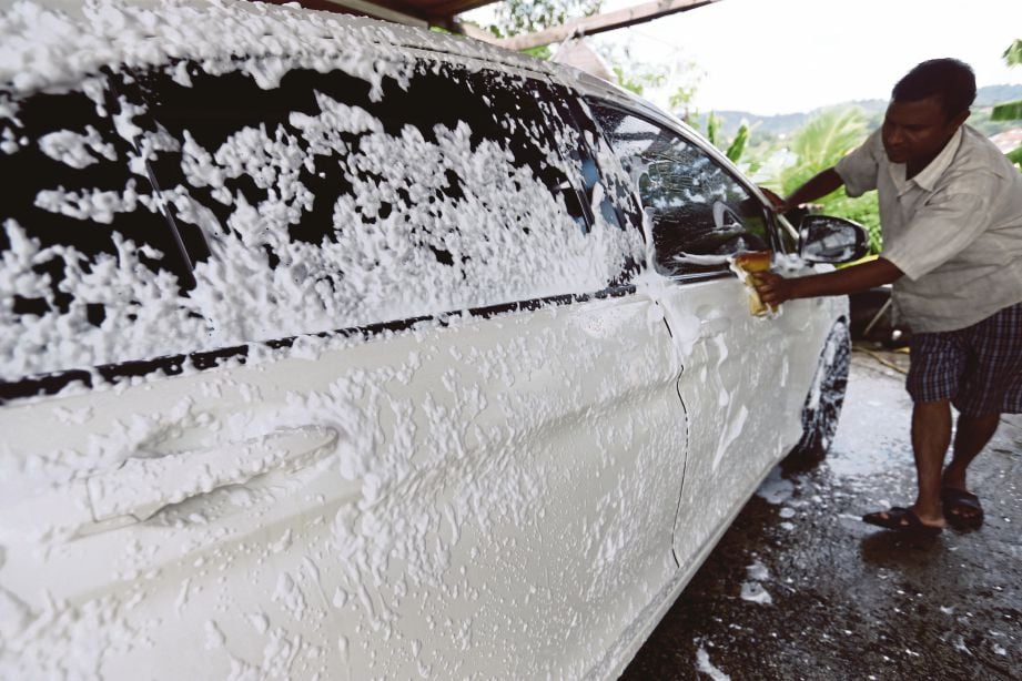 SEBAHAGIAN kedai mencuci kenderaan mula beroperasi  selepas gangguan air kembali pulih.