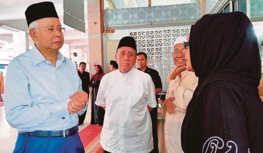NAJIB meluangkan masa dengan Noraini di Masjid Al-Akram Datuk Keramat. 
